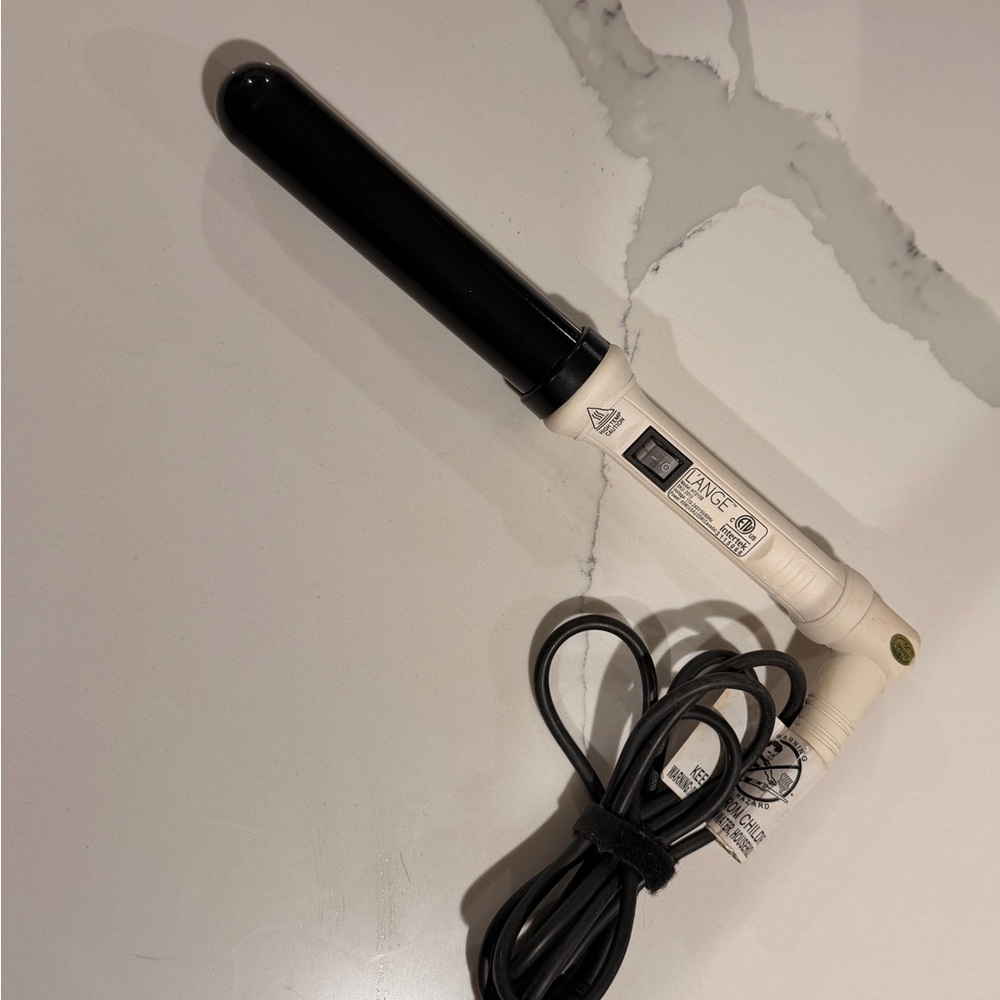 White L’ange Ondule 1.25” Curling Wand with Black Barrel